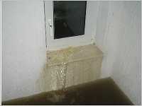 Überschwemmung: Wasser drückt im Lichtschacht durch die Bauanschlussfuge in das Gebäudeinnere.